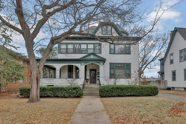 view of front of property with a front lawn