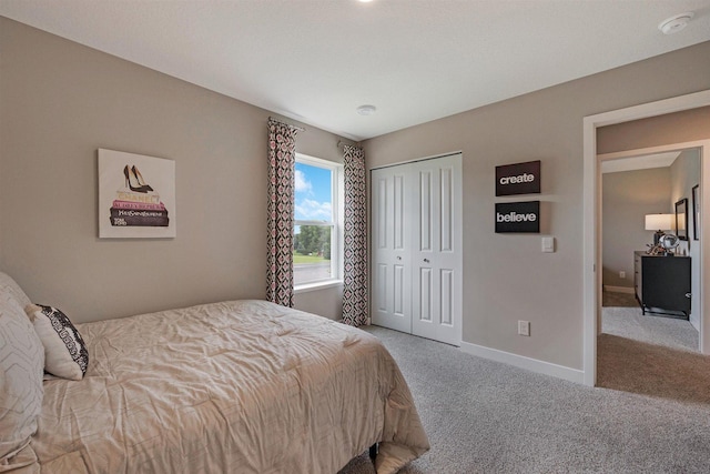 bedroom featuring carpet floors and a closet