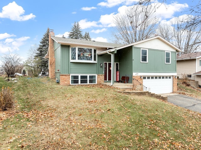 view of front facade featuring a front lawn and a garage