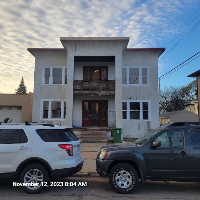 view of front of property featuring a balcony