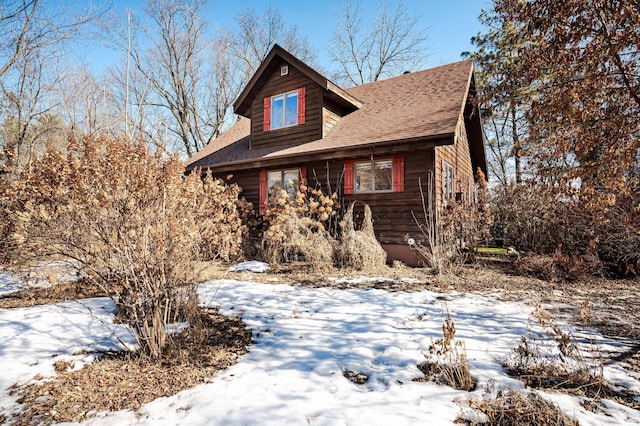 view of front facade featuring a shingled roof