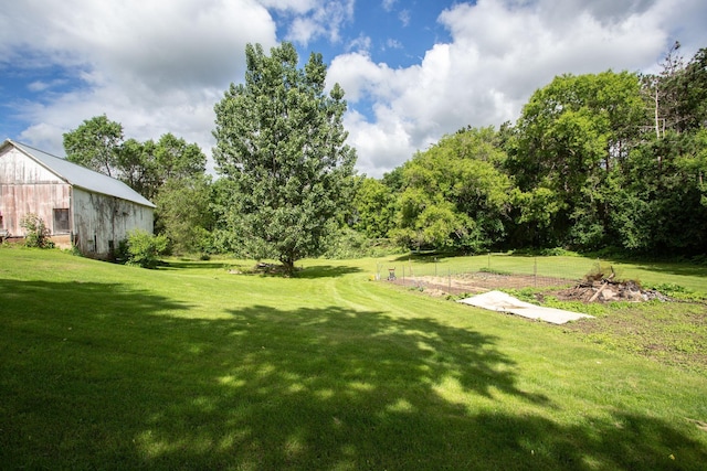 view of yard featuring an outdoor structure