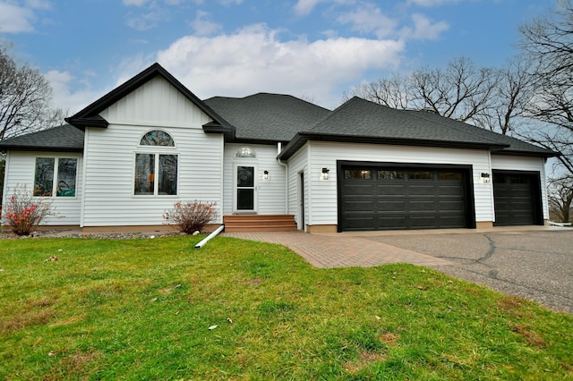 view of front facade featuring a garage and a front lawn