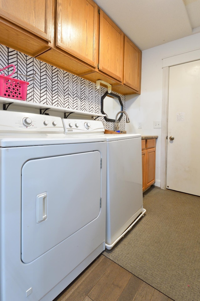 laundry area featuring cabinets, dark hardwood / wood-style floors, and independent washer and dryer