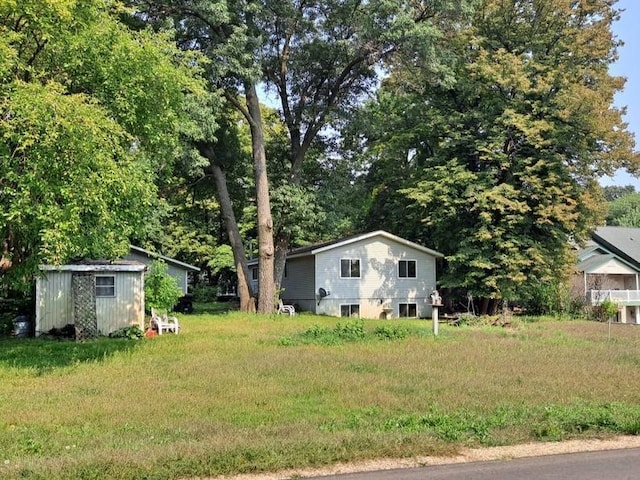 view of yard with a shed