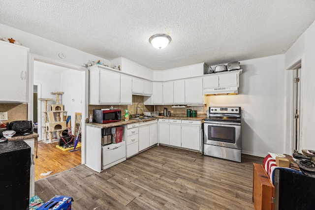 kitchen featuring sink, dark hardwood / wood-style floors, a textured ceiling, electric stove, and white cabinets