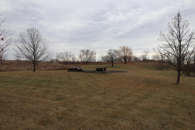 view of yard featuring a rural view