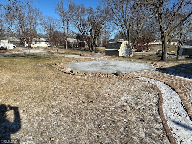 view of yard featuring a storage unit