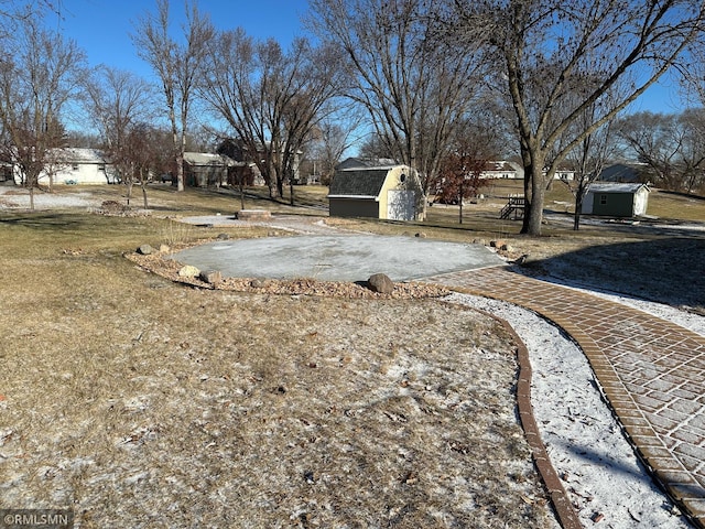 view of yard with a shed