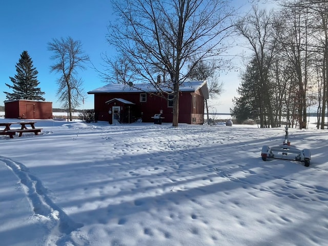 view of yard layered in snow