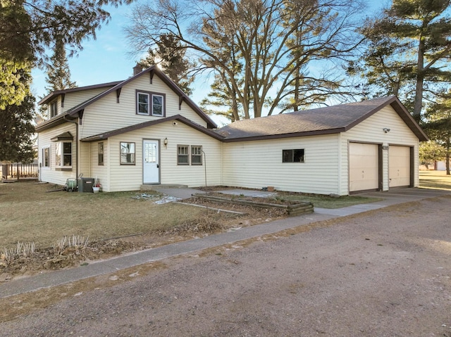 view of front of house featuring a garage and a front yard