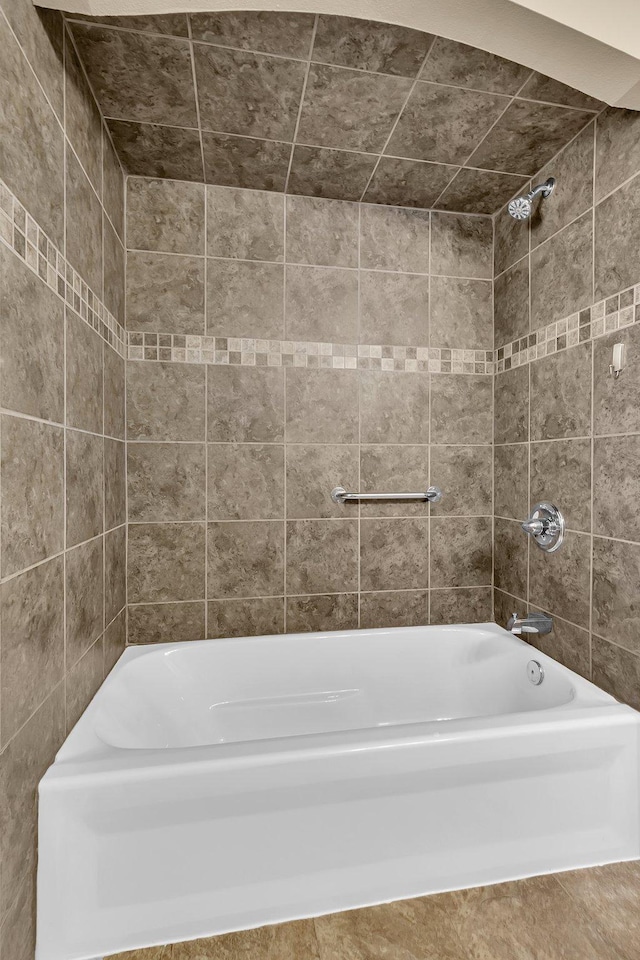 bathroom with tiled shower / bath