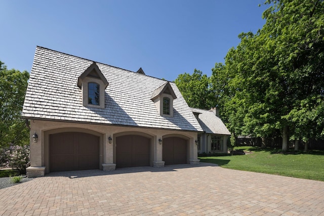 view of front of property with a front yard