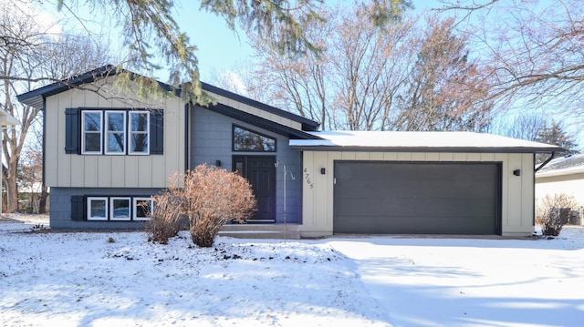 view of front facade featuring a garage