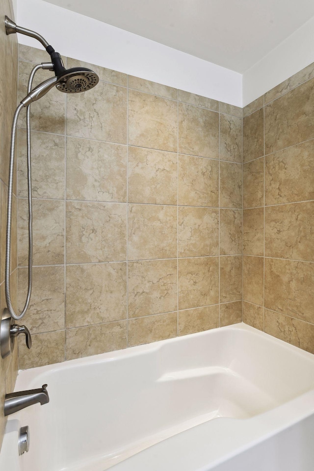 bathroom with tiled shower / bath combo