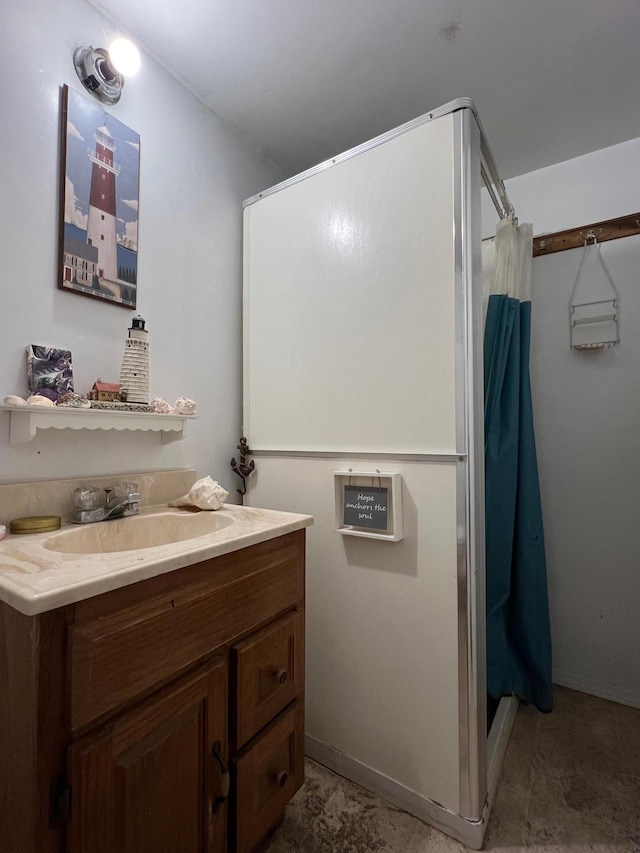 bathroom featuring a shower with shower curtain and vanity