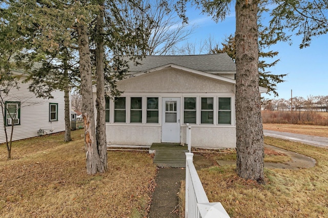 view of front of house featuring a front lawn