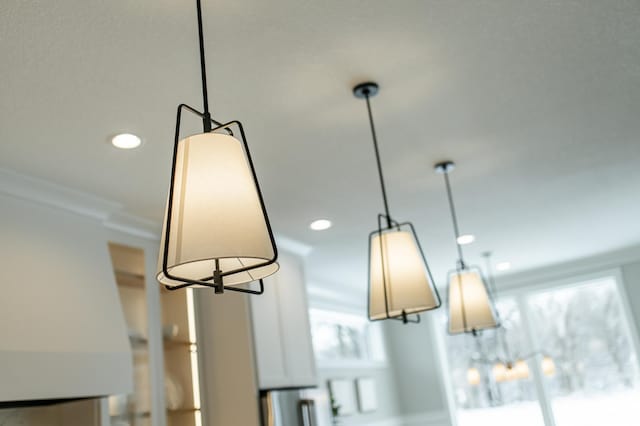 details featuring recessed lighting and crown molding