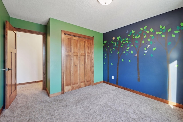 unfurnished bedroom featuring carpet flooring, a textured ceiling, and a closet