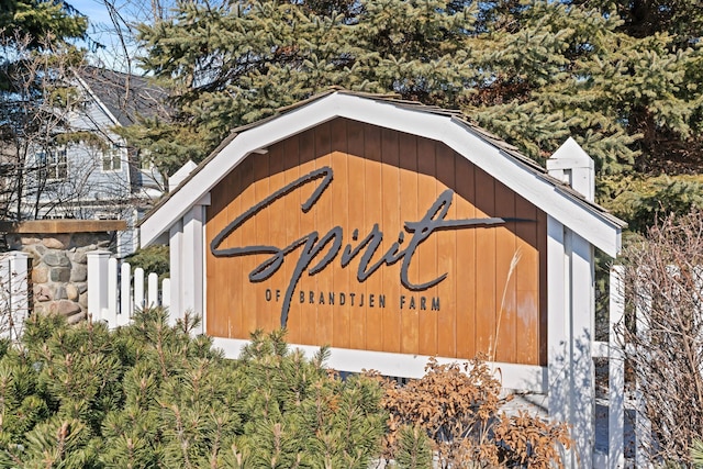 view of community / neighborhood sign