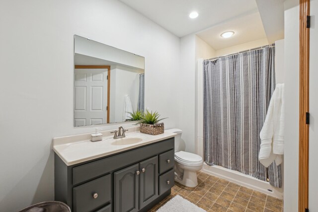 bathroom with vanity, curtained shower, and toilet