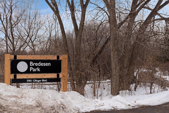 view of community / neighborhood sign