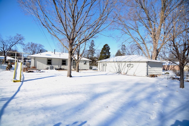 view of yard layered in snow