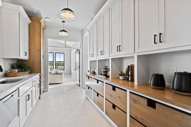 mudroom with sink and light tile patterned flooring