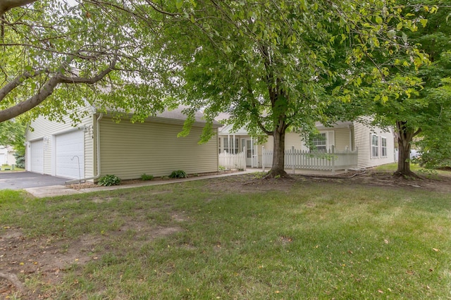 view of front of home featuring a front yard and a garage