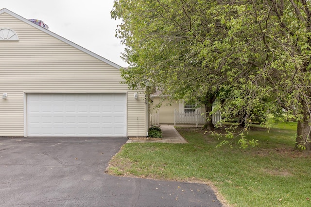 view of front of property featuring a front lawn and a garage