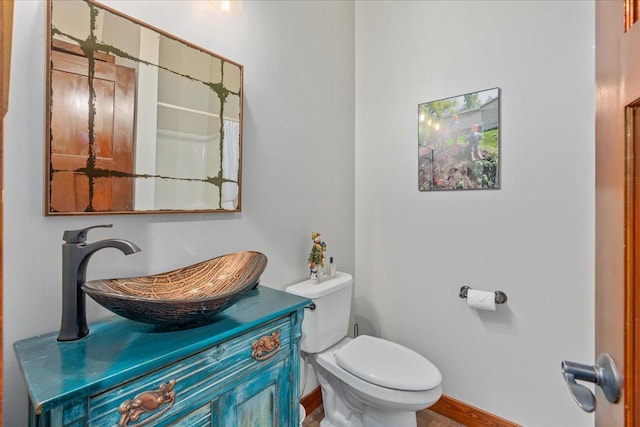 full bathroom featuring vanity, baseboards, and toilet