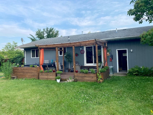 back of house featuring a lawn