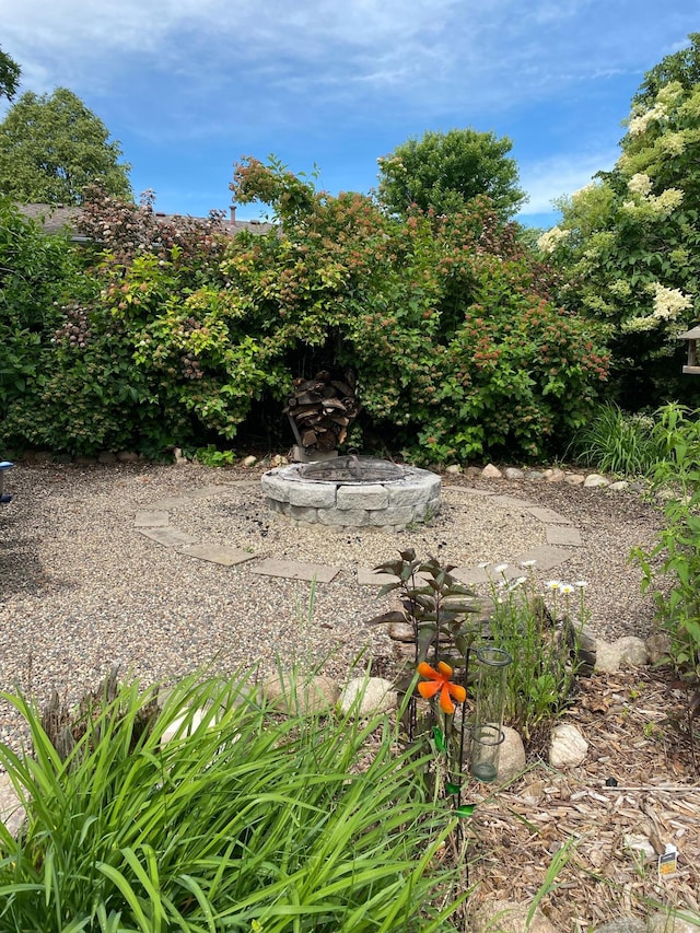 view of yard featuring a fire pit