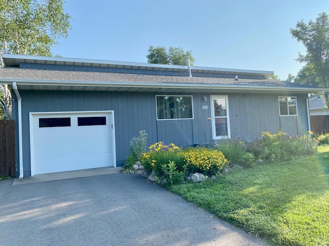 view of front of home featuring a front yard and a garage