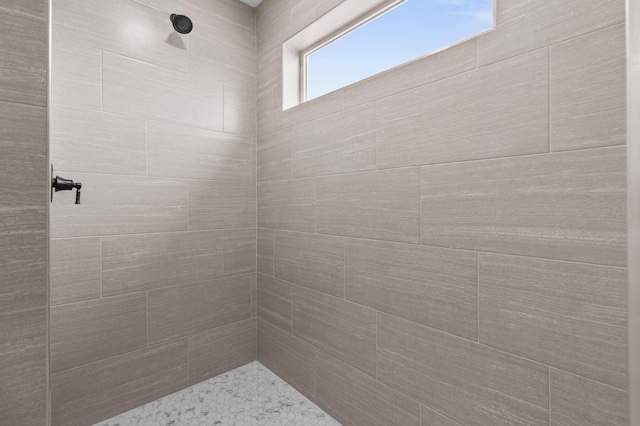 bathroom featuring tiled shower