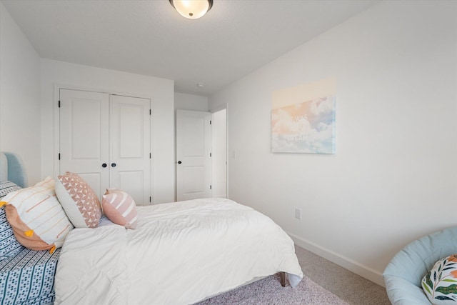 bedroom featuring carpet flooring and a closet