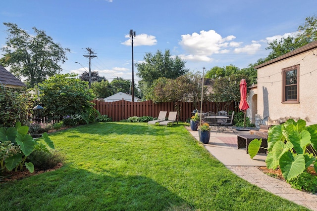 view of yard featuring a patio area