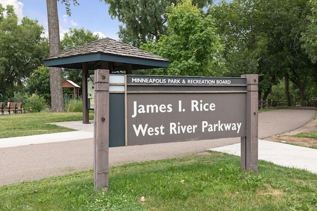 community / neighborhood sign featuring a yard