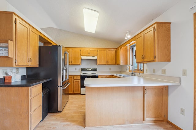 kitchen with kitchen peninsula, light wood-type flooring, sink, electric stove, and lofted ceiling