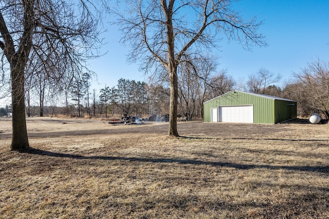 view of yard with an outdoor structure and a garage