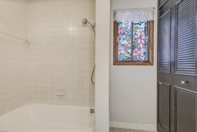 bathroom featuring tiled shower / bath