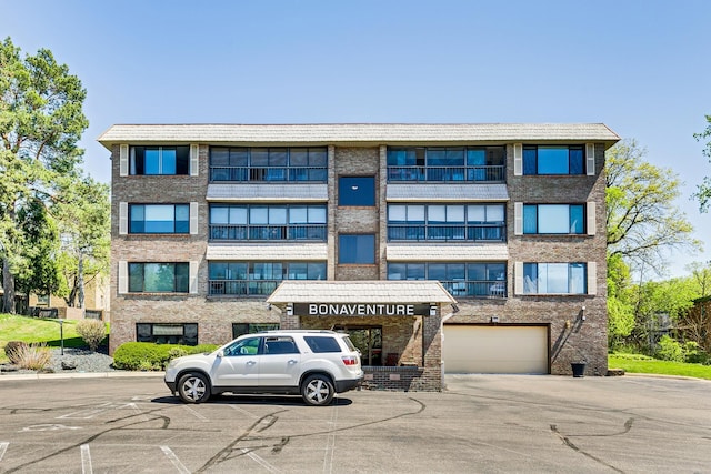 view of apartment building / complex