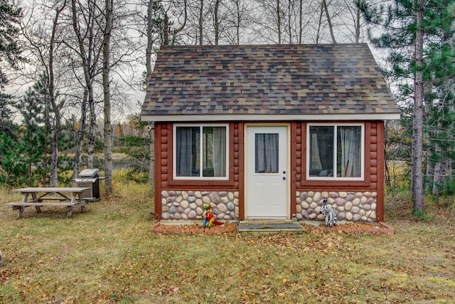 view of outbuilding featuring a lawn