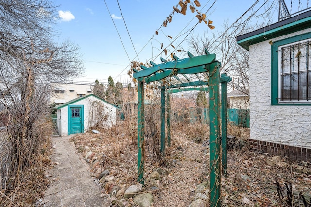 view of yard with a storage shed