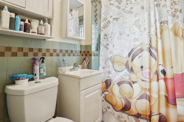 3532 Longfellow Ave, Minneapolis, MN 55407 - full bathroom with toilet, vanity, and curtained shower