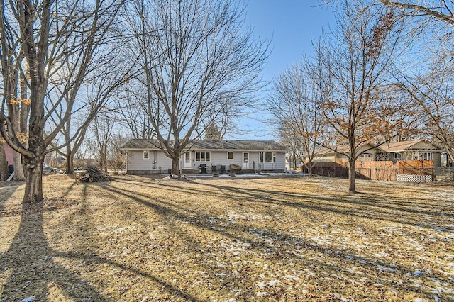 view of front facade featuring a front yard