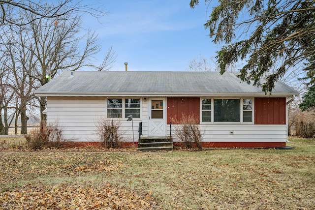 single story home featuring a front yard