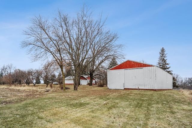 view of yard featuring an outdoor structure