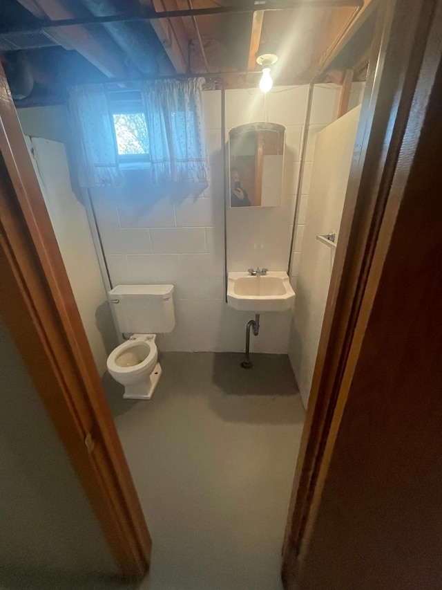 bathroom featuring toilet and sink