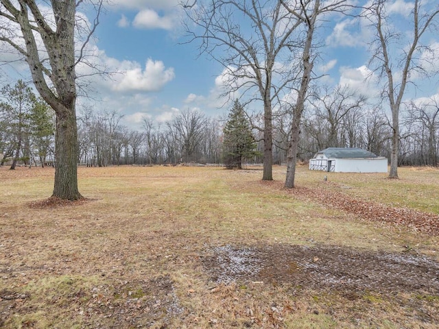 view of yard featuring an outbuilding